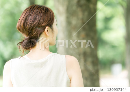 公園の木の下にいる若いアジア人女性(ボタニカルボタニカル・オーガニック・自然・ナチュラル・森林浴) 公園の木の下にいる若いアジア人女性(ボタニカルボタニカル・オーガニック・自然・ナチュラル・森林浴) 120937344