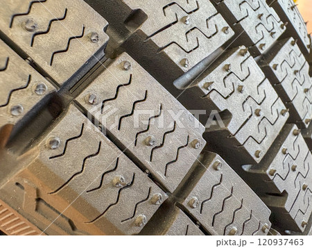 新品のスタッドレスタイヤのタイヤ溝 新品のスタッドレスタイヤのタイヤ溝 120937463