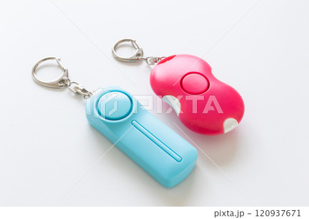 白背景に防犯ブザーや防犯アラームの写真素材 120937671