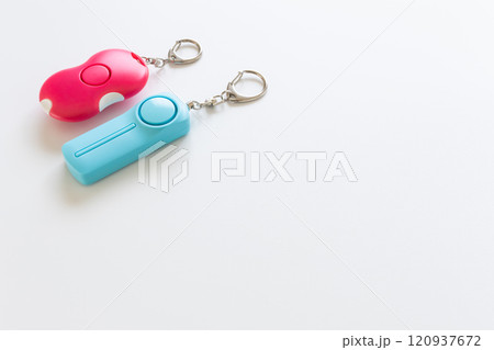 白背景に防犯ブザーや防犯アラームの写真素材 120937672