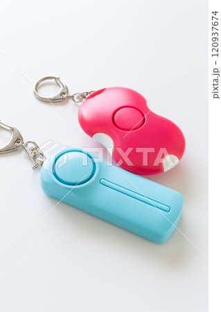 白背景に防犯ブザーや防犯アラームの写真素材 120937674