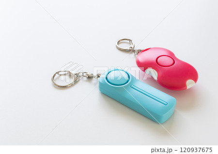 白背景に防犯ブザーや防犯アラームの写真素材 白背景に防犯ブザーや防犯アラームの写真素材 120937675