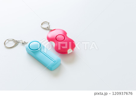 白背景に防犯ブザーや防犯アラームの写真素材 白背景に防犯ブザーや防犯アラームの写真素材 120937676