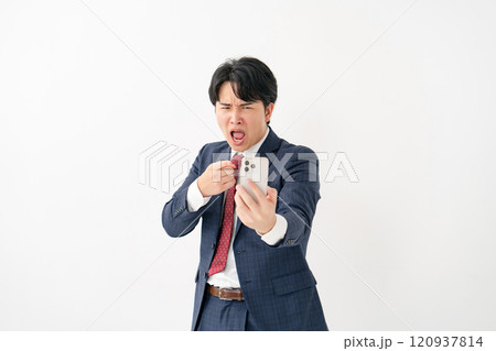 ビジネスマン　男性　スマホ　困る 120937814