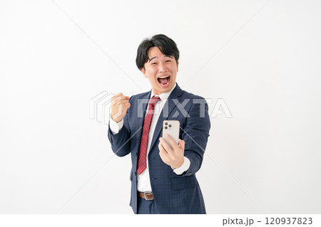 ビジネスマン　男性　スマホ　喜ぶ 120937823