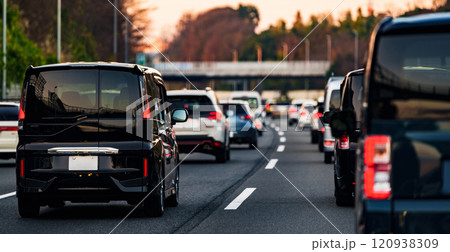 東名高速道路 の 秦野中井 の 上り線 は 有名 な 渋滞 ポイント 【 道路渋滞 の イメージ 】 120938309