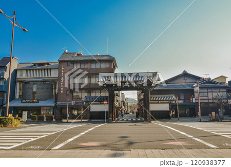 京都市　西本願寺門前町の町並み 120938377