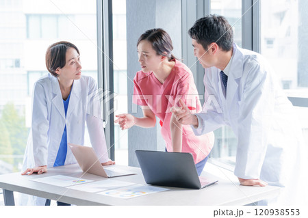 パソコンを使う医師、看護師 パソコンを使う医師、看護師 120938553