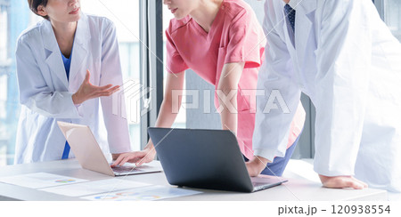 パソコンを使う医師、看護師 120938554