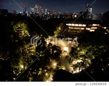 ホテル椿山荘東京の客室から見た夜の雲海 120938639