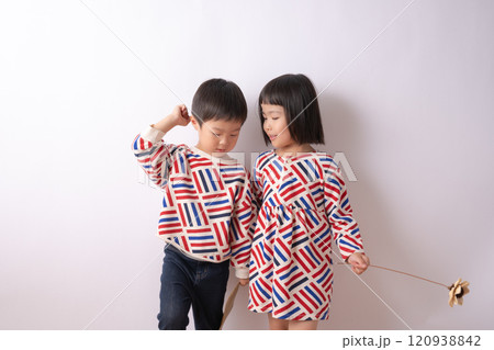 お揃いの服を着た双子の兄弟 120938842