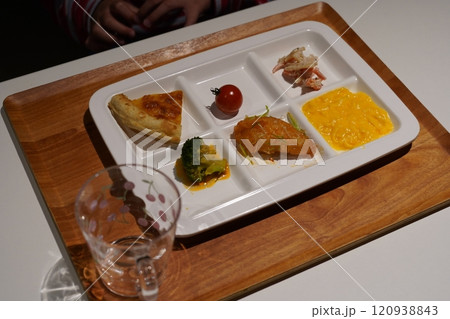 弁当箱 お弁当箱 ハンバーグ弁当 120938843