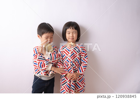 お揃いの服を着た双子の兄弟 120938845