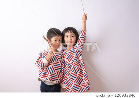 お揃いの服を着た双子の兄弟 120938846