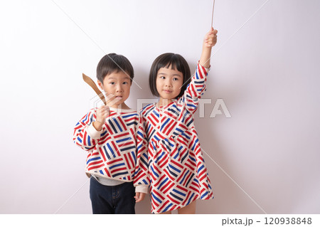 お揃いの服を着た双子の兄弟 お揃いの服を着た双子の兄弟 120938848
