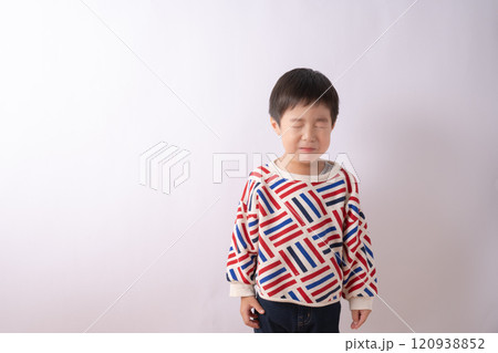 子供ポートレート　悲しい 120938852