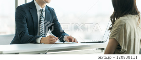 弁護士事務所・個別相談会でトラブルの相談をする相談者女性と男性弁護士・相談員(落ち込む・困る・悩む) 弁護士事務所・個別相談会でトラブルの相談をする相談者女性と男性弁護士・相談員(落ち込む・困る・悩む) 120939111