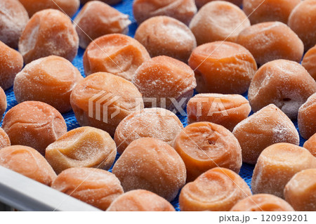 梅の天日干し 120939201