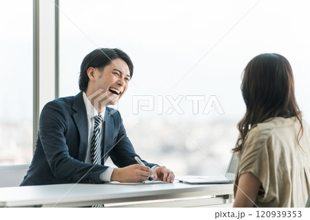 面談・面接を行うビジネスマンと面接を受ける女性 120939353