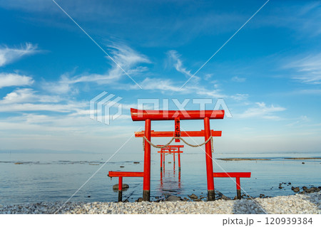 佐賀県太良町 有明海の浅瀬に立つ秋の大魚神社の海中鳥居 佐賀県太良町 有明海の浅瀬に立つ秋の大魚神社の海中鳥居 120939384