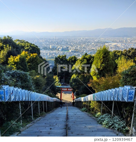 「神社の石段から見下ろす都市の風景」 120939467