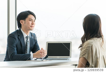 ビジネススクール・個別相談会・ビジネス相談会のアドバイザー男性とカウンセリングを受ける女性 120939539