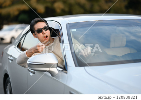 車を運転しながら怒る男性 120939821