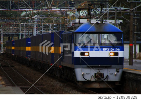 早朝、駅を通過する貨物列車 120939829