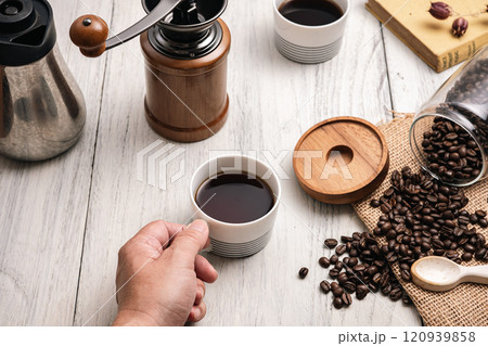 暖かくて味わい深いコーヒー 暖かくて味わい深いコーヒー 120939858