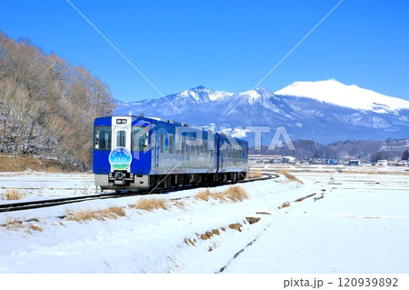 小海線の列車と浅間山 120939892