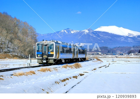 小海線の列車と浅間山 120939893