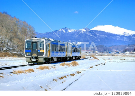 小海線の列車と浅間山 120939894