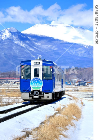 小海線の列車と浅間山 小海線の列車と浅間山 120939895
