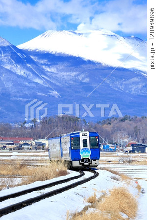 小海線の列車と浅間山 120939896