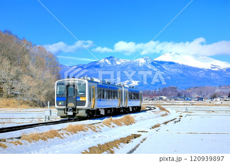 小海線の列車と浅間山 120939897