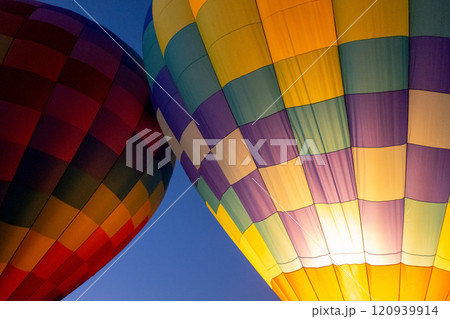 Hot air balloons lift off into the dawn sky 120939914
