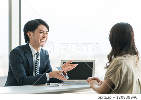 投資信託・マネー相談・個別相談会で接客するビジネスマンとカウンセリングを受ける顧客の女性 投資信託・マネー相談・個別相談会で接客するビジネスマンとカウンセリングを受ける顧客の女性 120939940