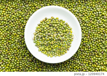 green peas in a white bowl green peas in a white bowl 120940174