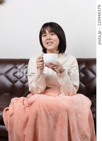 冬　部屋でくつろいでいる女性 120940379