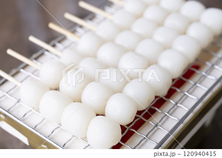 串団子を七輪で焼く みたらし団子を焼く 串団子を七輪で焼く みたらし団子を焼く 120940415