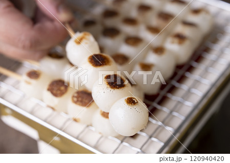 串団子を七輪で焼く　みたらし団子を焼く 120940420