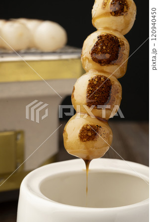 みたらし団子　焼いた団子にたれをつける 120940450