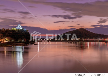 犬山市、犬山橋から眺める犬山城の夕景 120940466