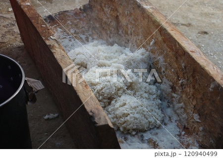 ムーカンチャイの少数民族モン族の餅つき体験 120940499