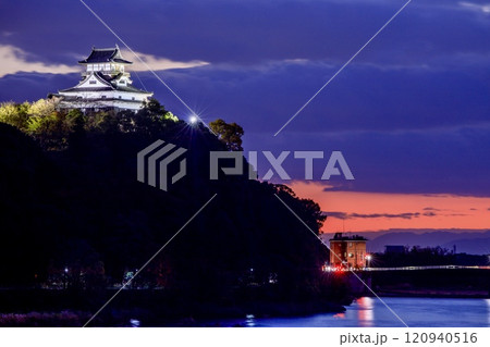 犬山市、犬山橋から眺める犬山城の夕景 120940516