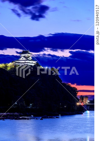 犬山市、犬山橋から眺める犬山城の夕景 120940517