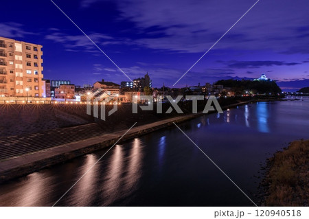 犬山市、犬山橋から眺める犬山城の夕景 120940518
