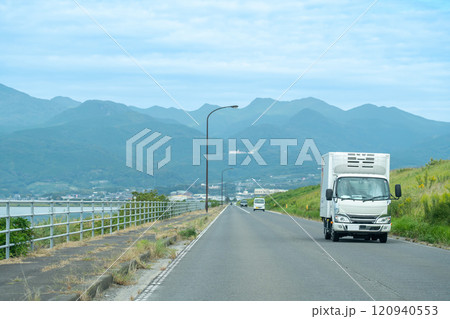 長崎県諫早市 有明海の諫早湾上を走る雲仙多良シーラインを走るトラック 長崎県諫早市 有明海の諫早湾上を走る雲仙多良シーラインを走るトラック 120940553