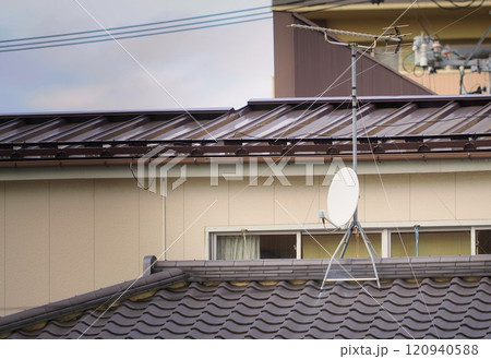 屋根に設置された古いテレビアンテナ 120940588