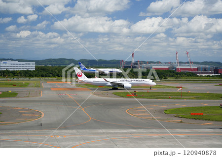 【新千歳空港】JALとANAの競演 120940878
